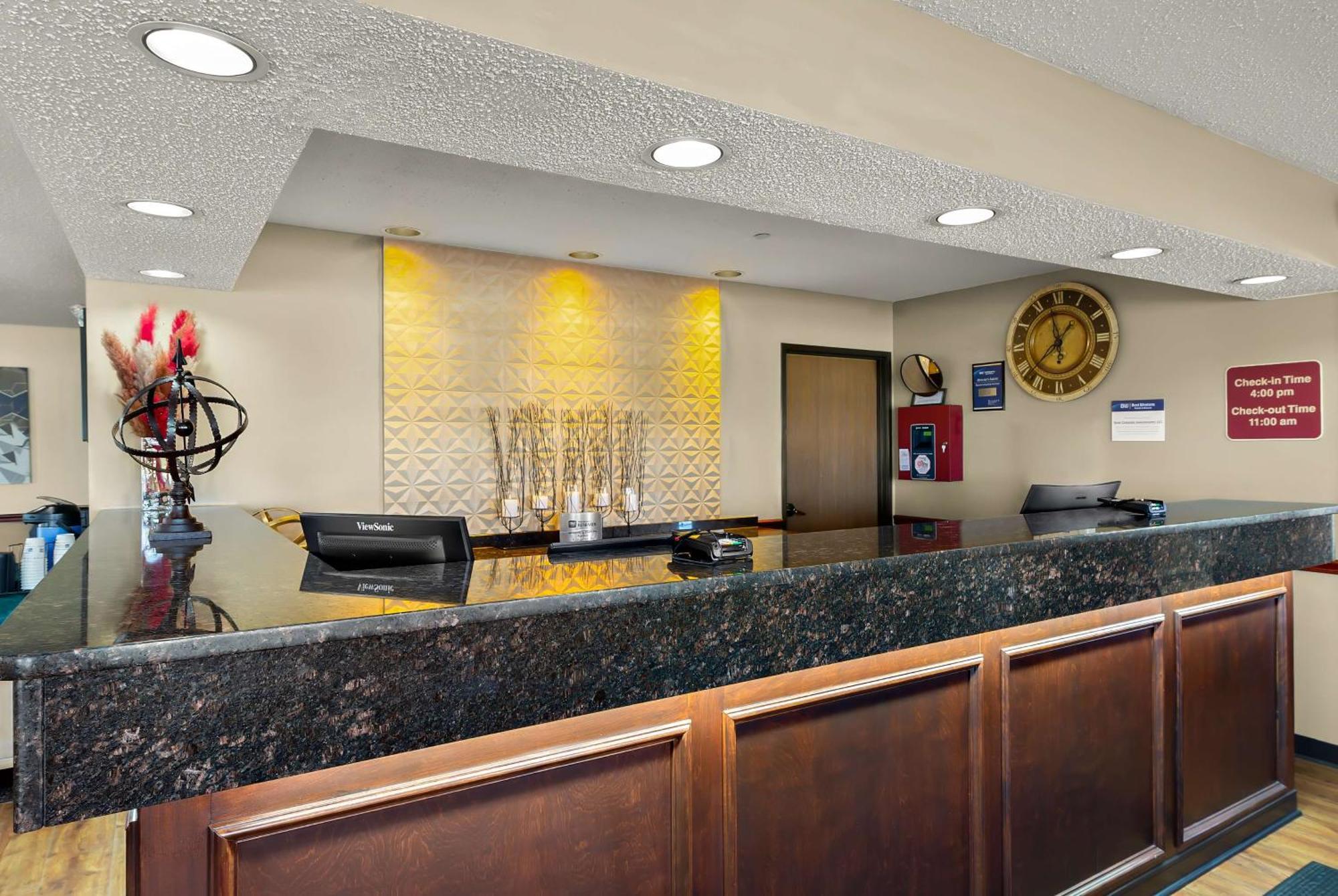 Hotel Western Lakewood 3*