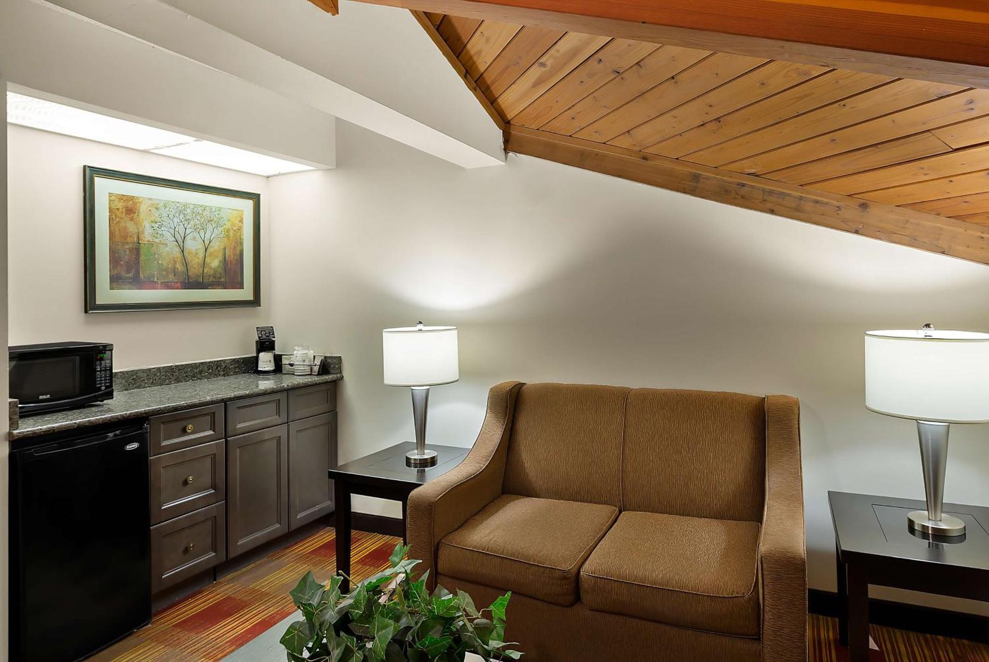Western Lakewood 3*